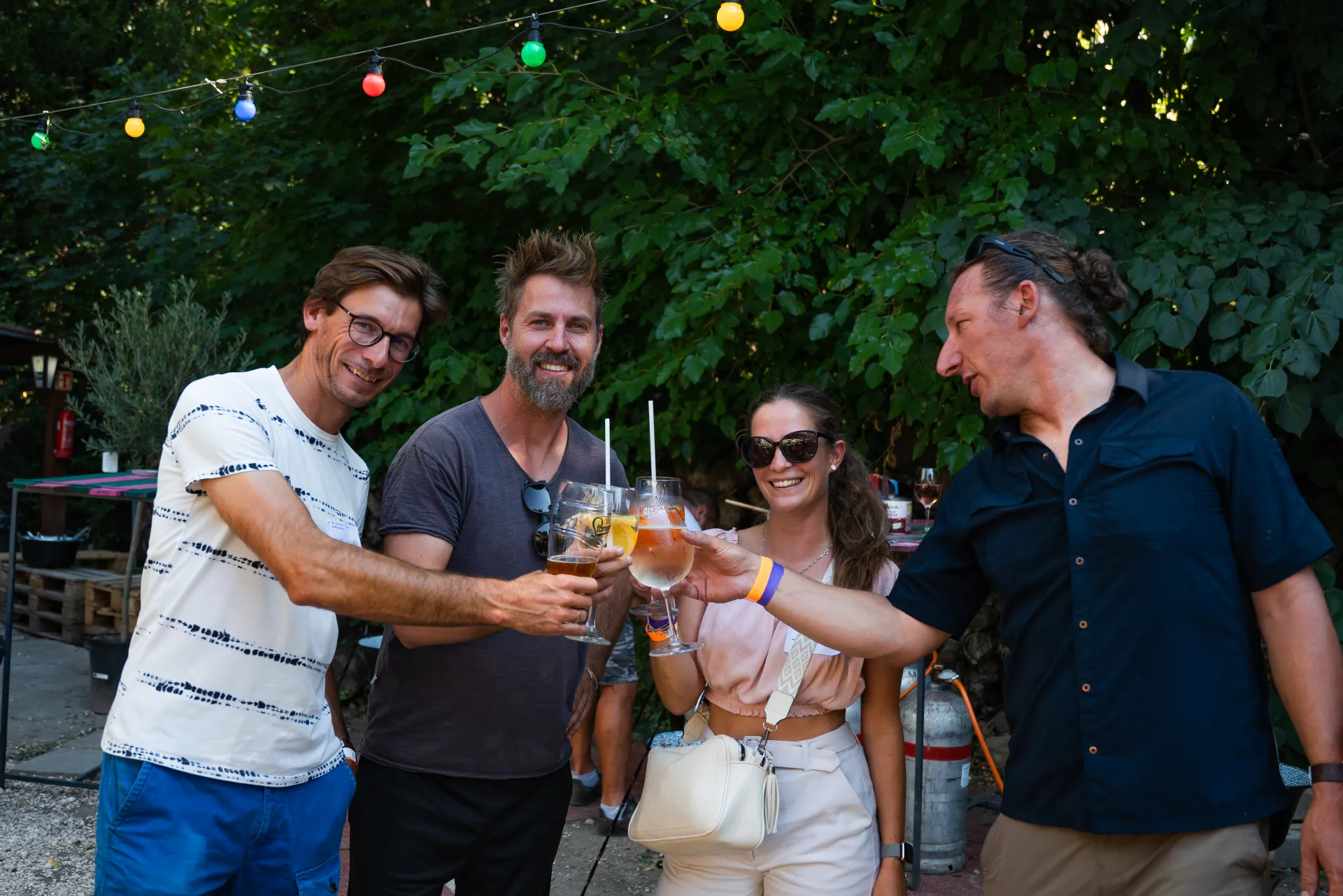 Törzsutasok koccintanak a WanderWell Summer Jamen