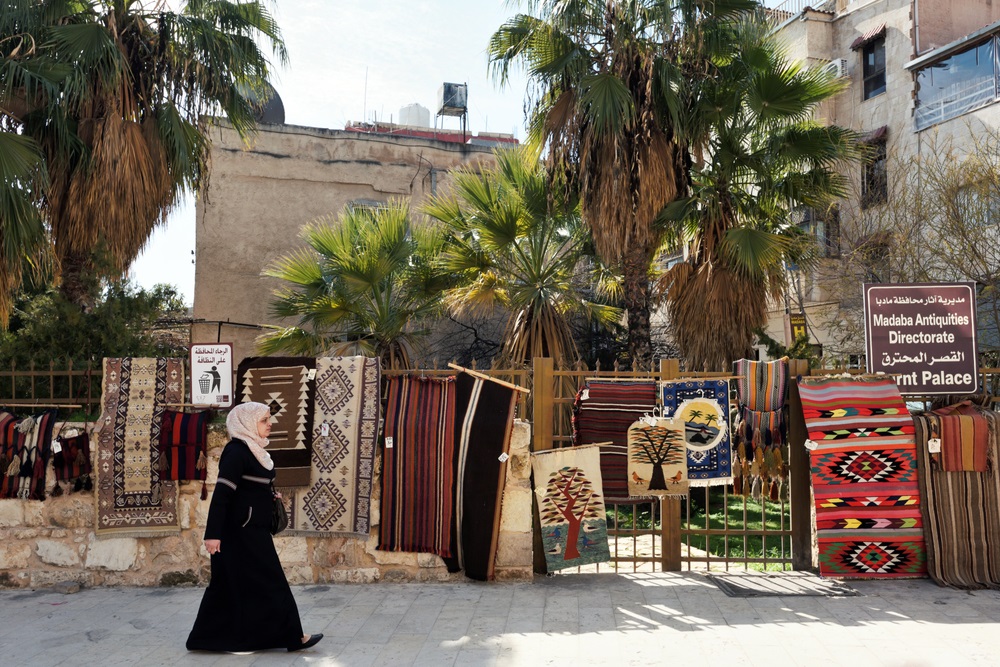 Jordánia Madaba utcáin bazár