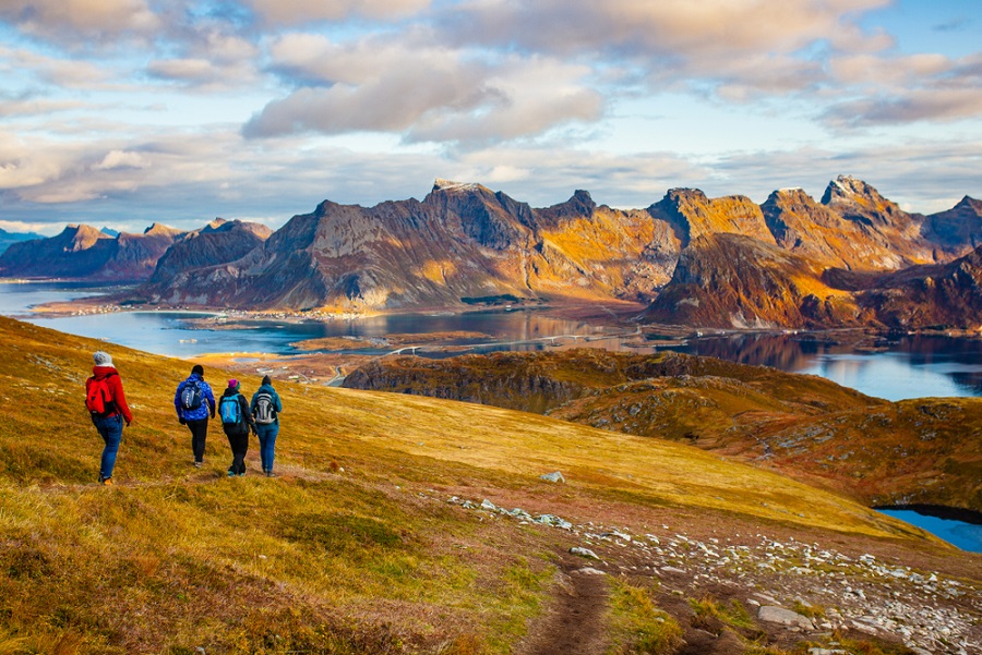 Ryten és Kvalvika Lofoten szigeteken Norvégiában kalandtúra roadtrip