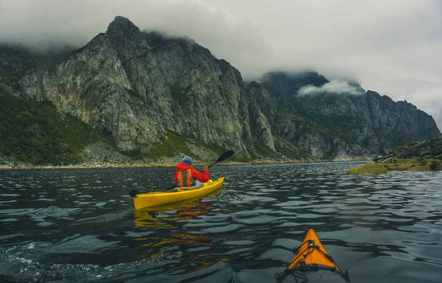 Tengerikajakozás Lofoten szigeteknél Észak Norvégia fjordjaiban kalandtúra