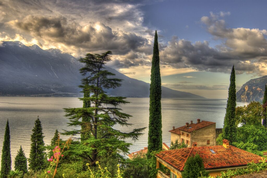 An,Old,House,Sitting,On,The,Shore,Of,Lake,Garda