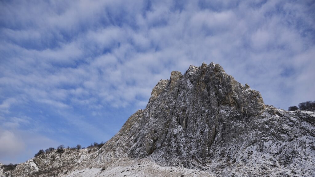 A,Little,Bit,Of,Snow,Over,The,Mountain,Peak,In