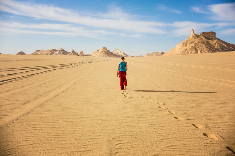 Young,Woman,(back,View),Walking,In,The,Desert,,Sahara,Desert