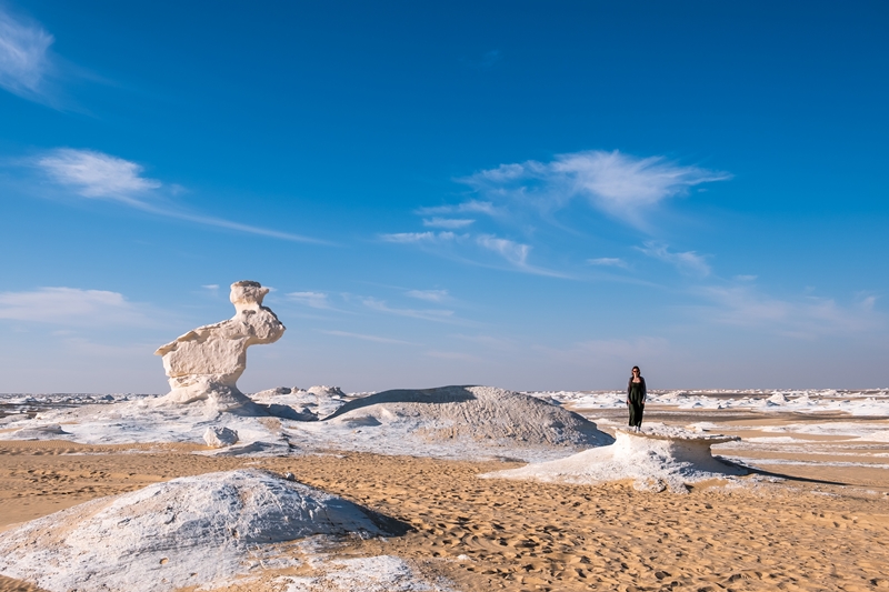 White,&,Black,Desert,In,Egypt,Camping,Under,The,Stars