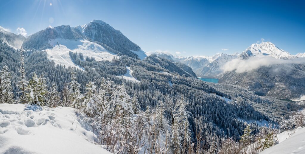 Mountain,Winter,Panorama,In,The,Berchtesgaden,Alps,With,Königssee,Snow