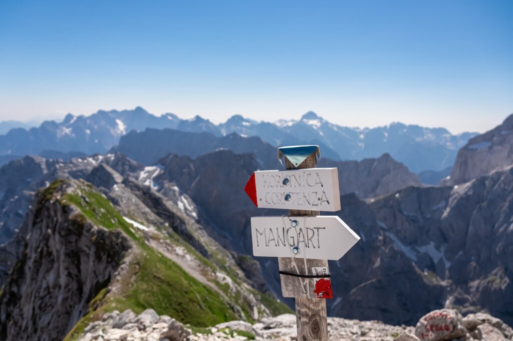 Path,Mark,Indicaring,Hiking,Trail,To,Mount,Mangart,(mangrt),,Border
